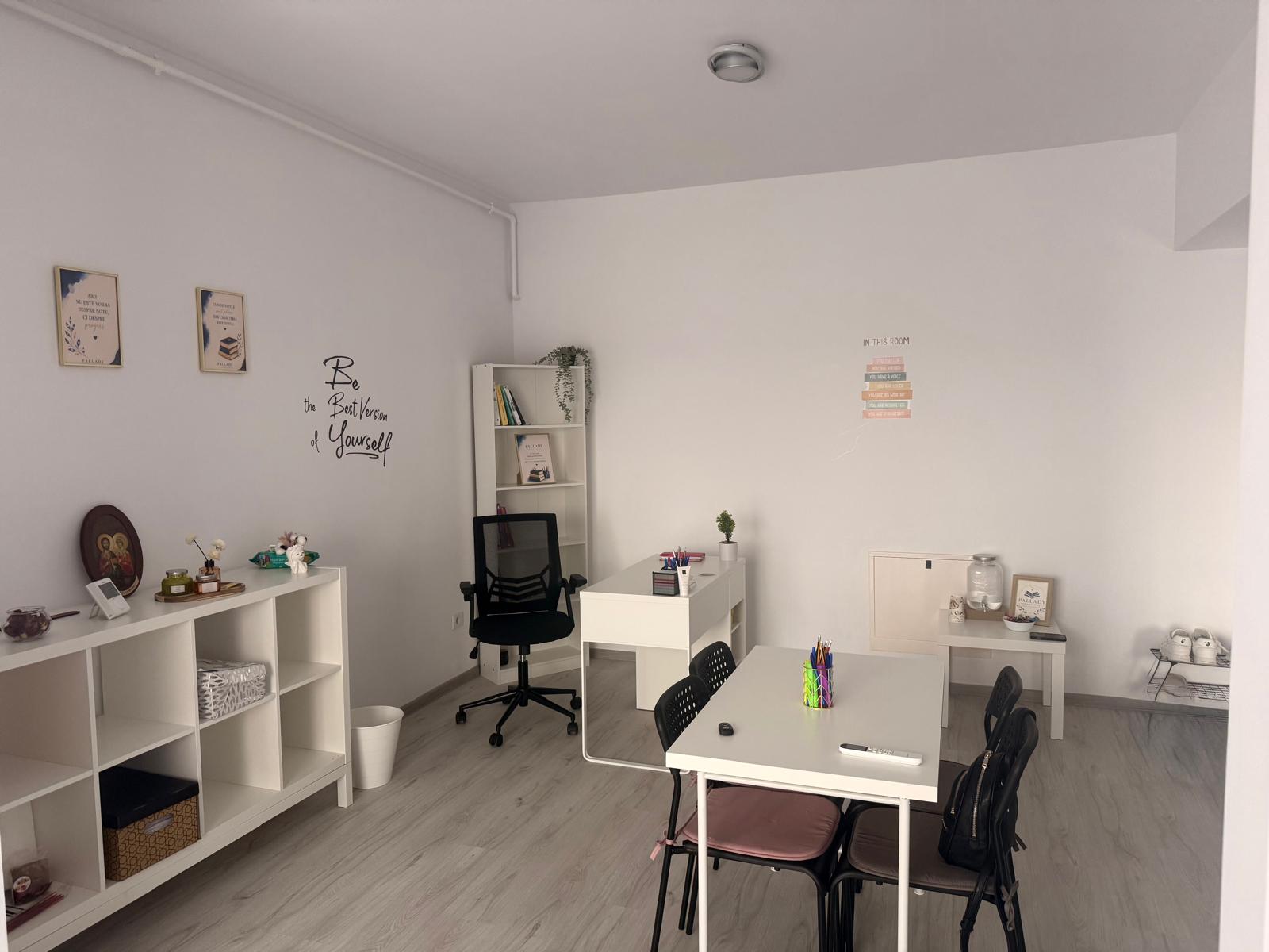 Zona de birou și bibliotecă cu materiale didactice și mesaje motivaționale