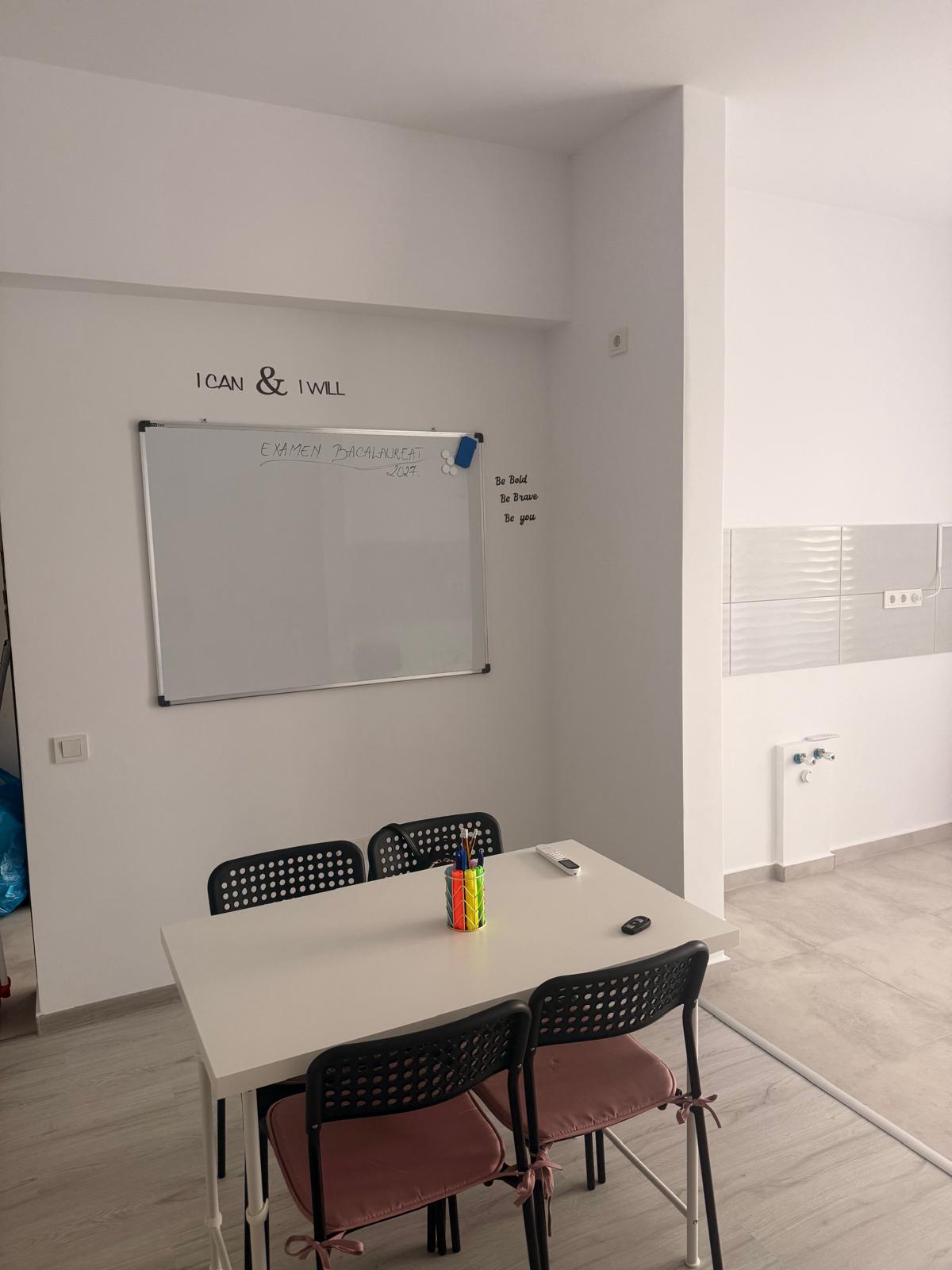 Sala pentru pregătire Bacalaureat cu whiteboard și mesajul „I can & I will”