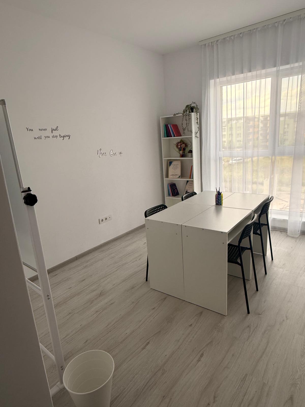 Sală de studiu Pallady Smart Hub cu masă albă, whiteboard și fereastră luminoasă