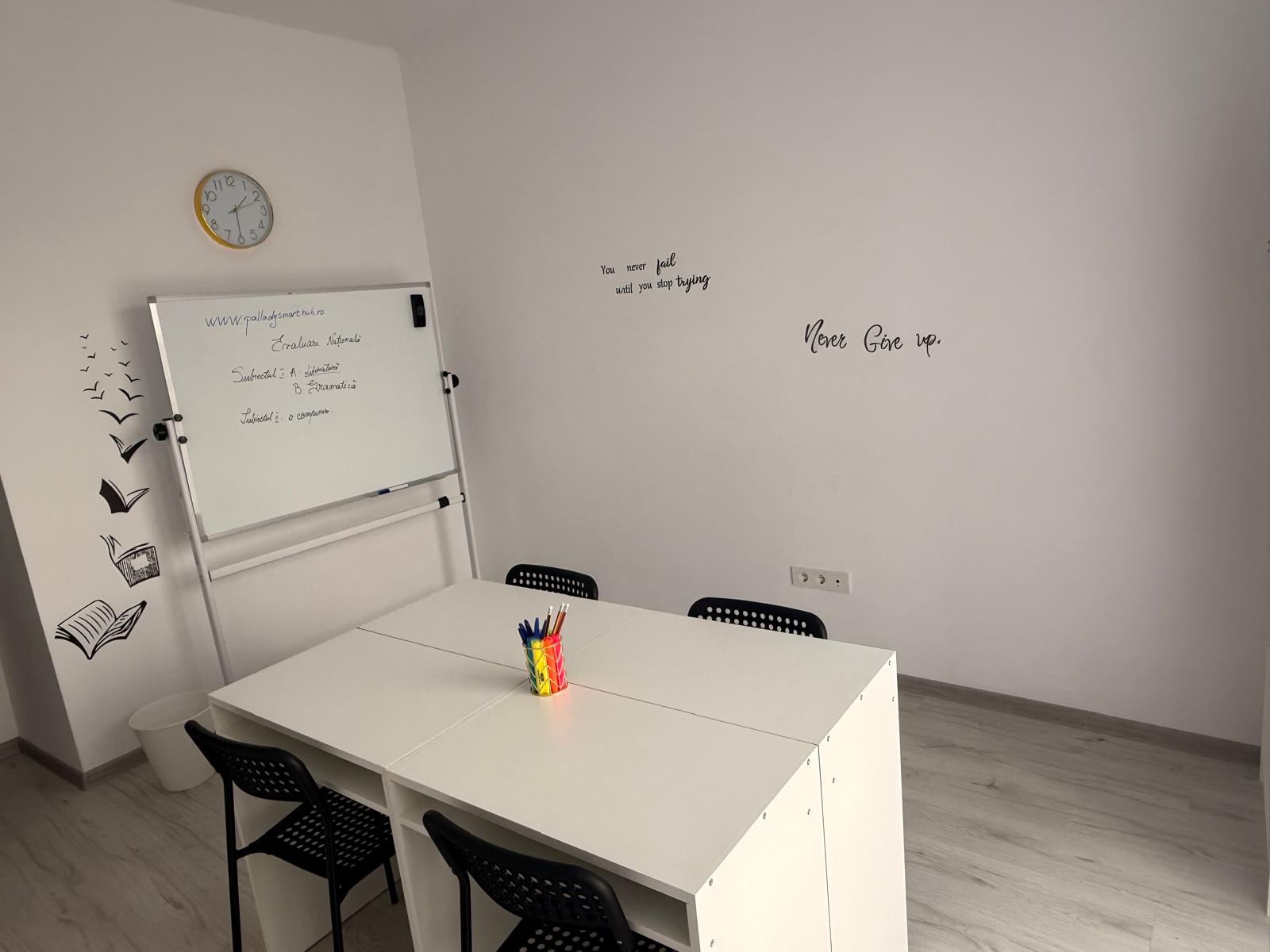 Whiteboard cu subiecte de Evaluare Națională în sala de curs