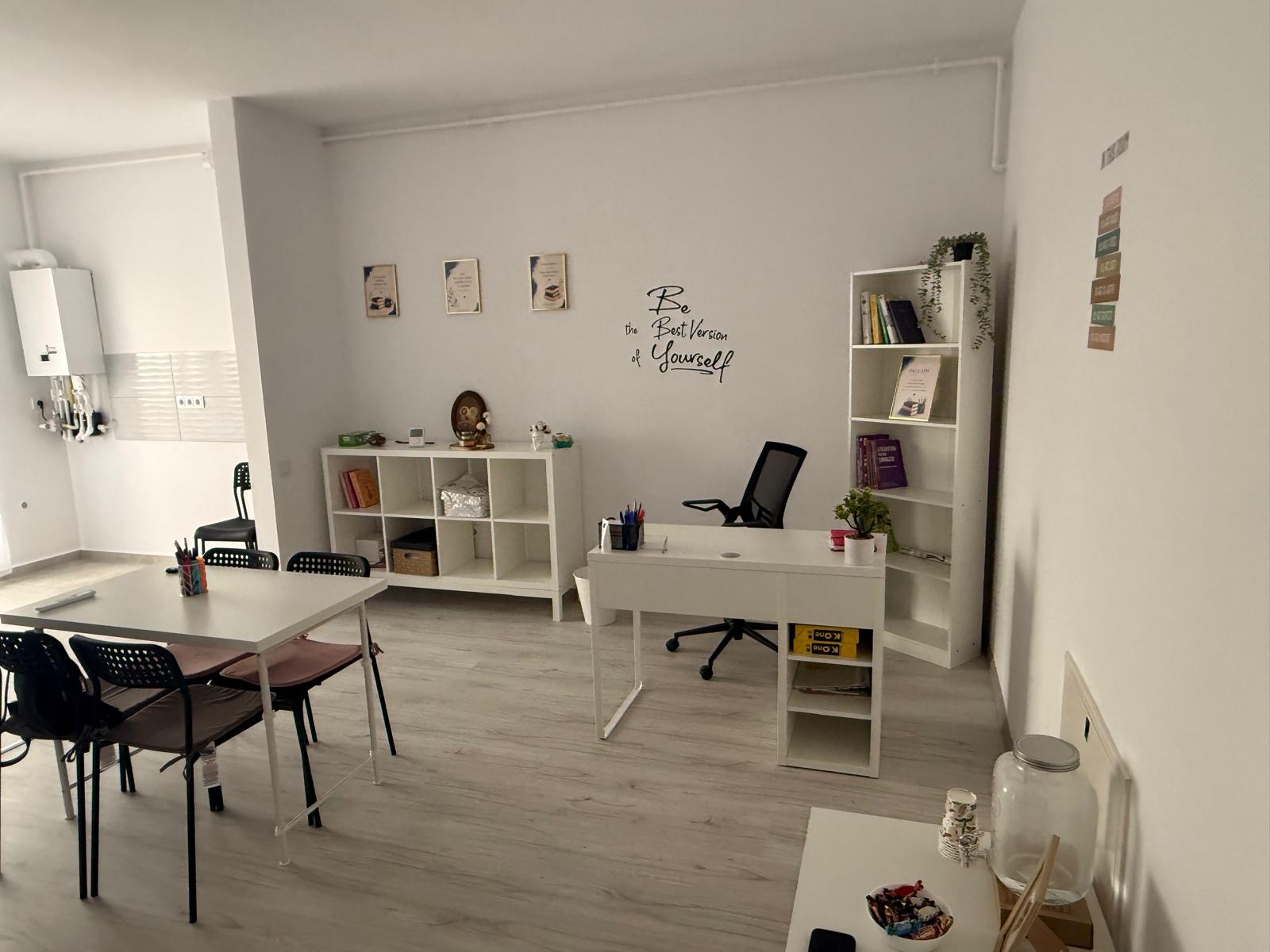 Vedere generală a centrului Pallady Smart Hub — spațiu luminos cu birouri, bibliotecă și zonă de studiu
